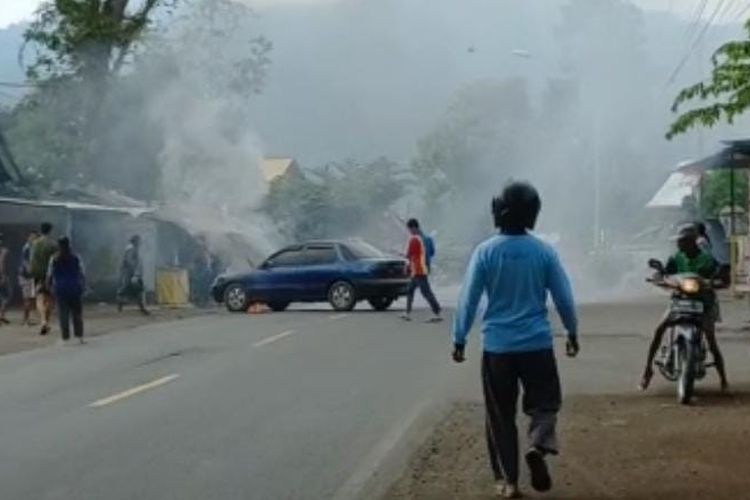 Mobil yang terbakar di tengah jalan 