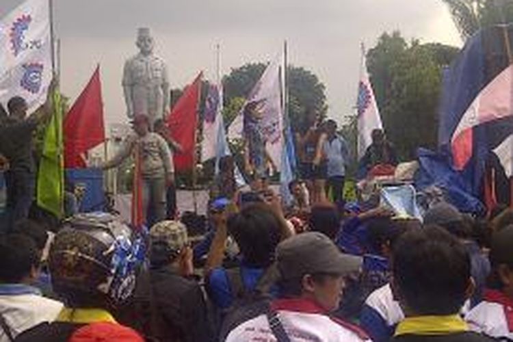 Aksi buruh di depan gedung negara grahadi Surabaya. 