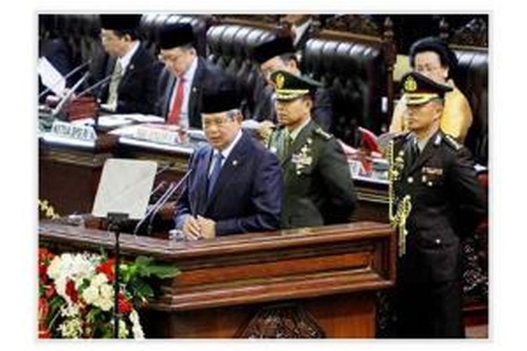 Presiden Susilo Bambang Yudhoyono membacakan pidato kenegaraan menyambut peringatan Hari Kemerdekaan Ke-68 RI di Gedung MPR/DPR/DPD, Jakarta, Jumat (16/8). Dalam acara ini, dua ajudan Presiden tampak berdiri di belakang Presiden Yudhoyono.