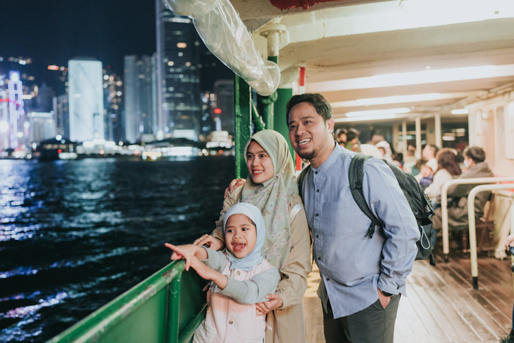 Menikmati panorama malam Hong Kong menjadi momen manis liburan keluarga. 