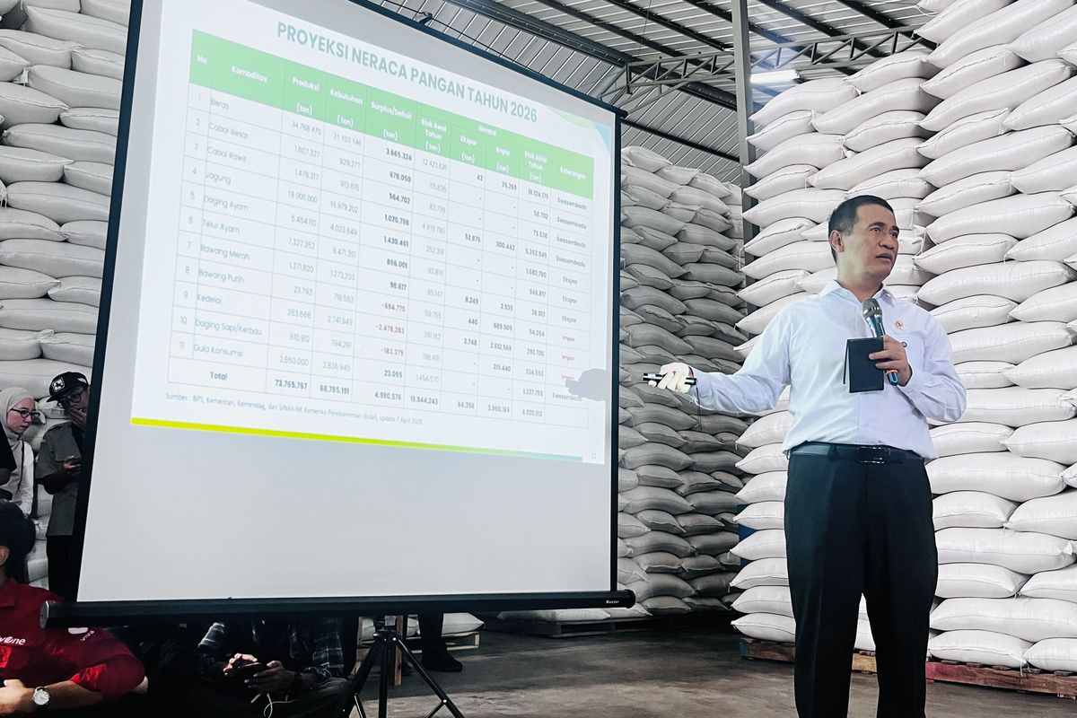 Menteri Pertanian Andi Amran Sulaiman menjelaskan tata kelola pertanian kepada sejumlah kritikus dari berbagai bidang di Gudang Bulog, Karawang, Jawa Barat, Kamis (23/4/2026).