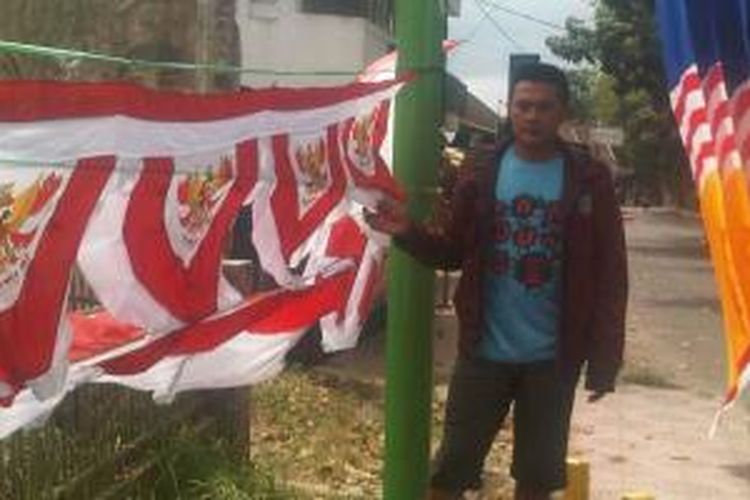 Dadang merantau dari Bandung ke Yogyakarta untuk menjual bendera merah putih jelang perayaan HUT Republik Indonesia ke-69, 17 Agustus mendatang.
