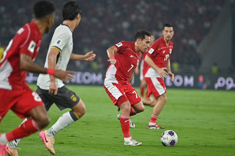 Pemain menyerang Dewa United Egy Maulana Vikri mempertontonkan aksi individunya saat dipercaya jadi starter Timnas Indonesia vs China, pada laga Kualifikasi Piala Dunia 2026 Zona Asia, Kamis (5/6/2025) di Stadion Utama Gelora Bung Karno, Senayan, Jakarta. 