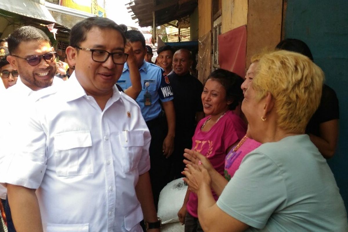 Wakil Ketua DPR RI Fadli Zon saat bertemu dengan dua nenek berambut pirang yang tidak mengenalnya di Kampung Kebun Bayam, Jakarta Utara, Rabu (13/9/2017).