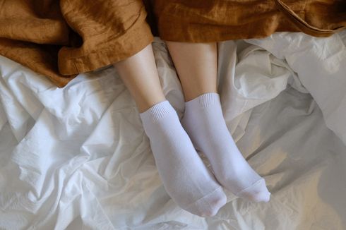 4 Manfaat Memakai Kaus Kaki Saat Tidur