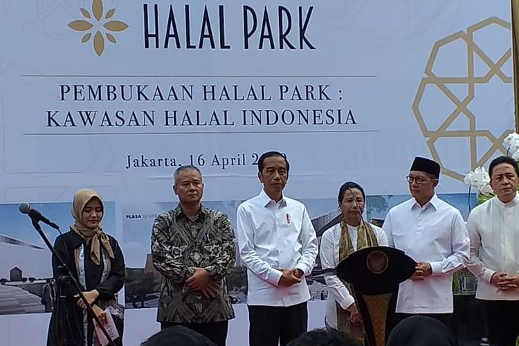 Presiden Joko Widodo meresmikan pembangunan Halal Park di Senayan Jakarta, Selasa (16/4/2019)