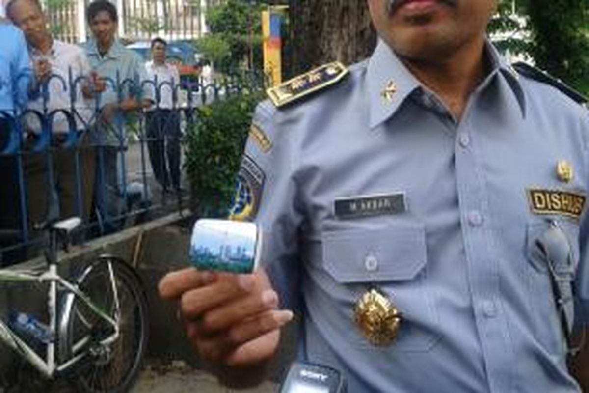 On Board Unit (OBU), alat yang dipasang di dalam mobil agar bisa terdeteksi oleh gantry yang dipasang di Jalan Sudirman.