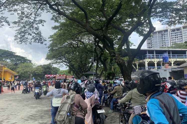 Antrean panjang sepeda motor yang masuk ke dalam Ragunan pada hari pertama Tahun Baru 2026, Kamis (1/1/2026).