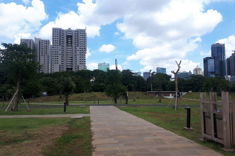 Jogging track di hutan kota yang berada di kawasan Gelora Bung Karno, Jakarta Pusat. Foto diambil Rabu (2/1/2018).