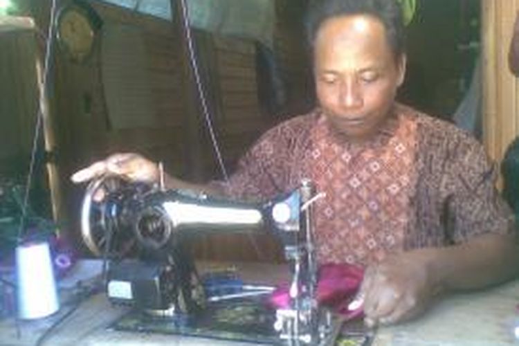 20 Koleski Terbaru Seorang Penjahit Membuat Dua Model Baju Maria Space