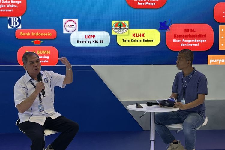 (Kiri) Puryanto General Manager Lisence and Government Relation PT Mobil Anak Bangsa (MAB),