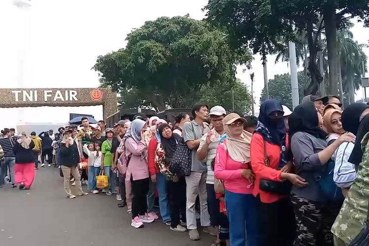Makanan Gratis di TNI Fair Monas, Warga Antre 2 Jam Sebelum Dibagikan