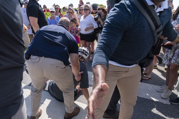 Presiden Amerika Serikat Joe Biden jatuh saat bersepeda di Pantai Rehoboth, negara bagian Delaware,  ketika menyapa warga pada Sabtu (18/6/2022). Ia dibantu Paspampres untuk berdiri.