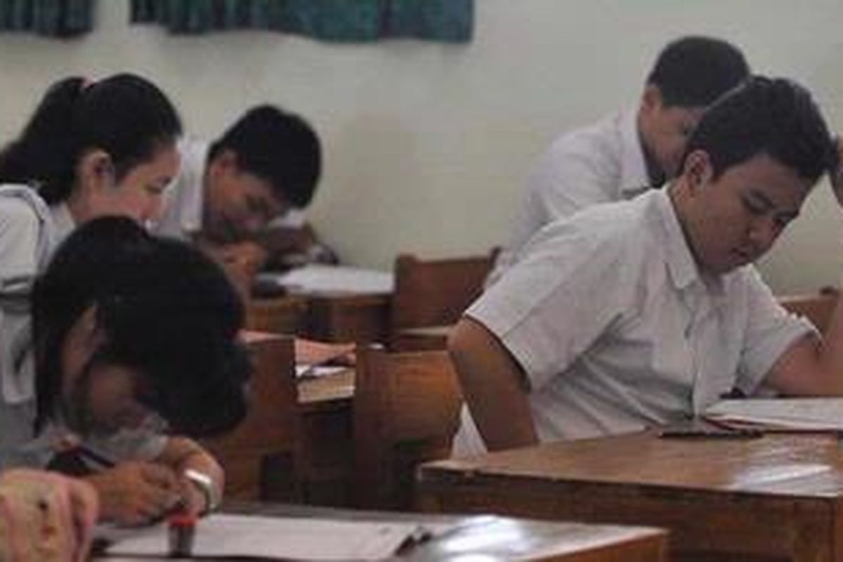 ILUSTRASI: Suasana pelaksanaan ujian nasional hari pertama di SMA Negeri 63 di kawasan Petukangan, Jakarta, Senin (16/4/2012). 