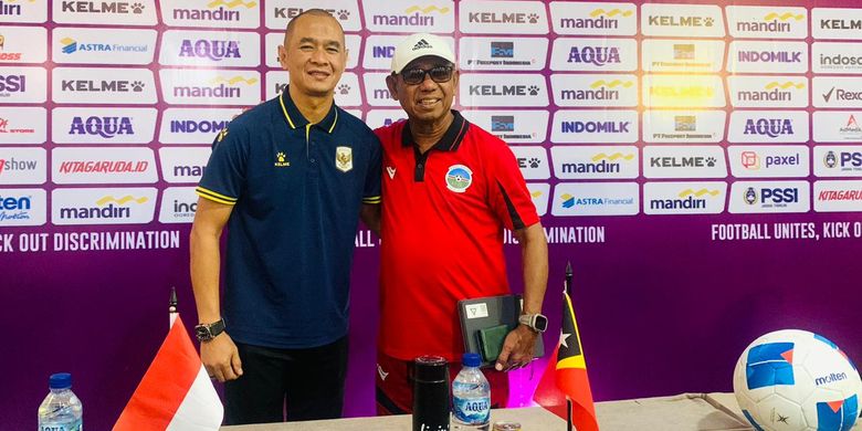 Pelatih Timnas U17 Indonesia, Kurniawan Dwi Yulianto, dan Emral Abus dalam konferensi pers jelang ASEAN U17 Championship 2026 di Surabaya, Sabtu (11/4/2026).