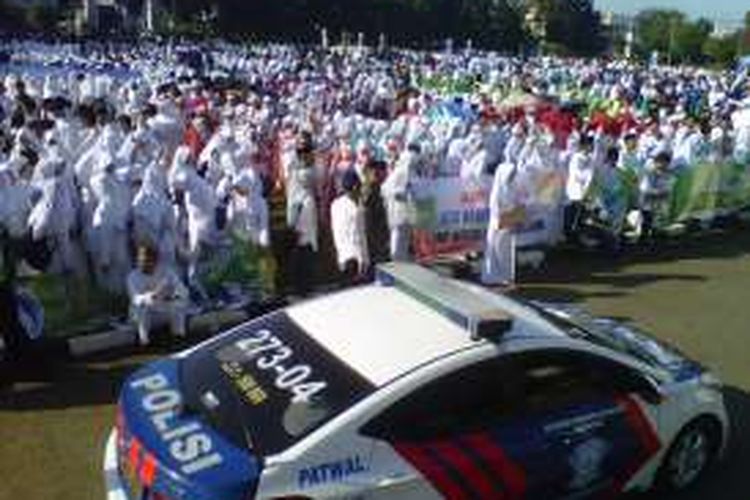 Ribuan umat Islam mengikuti kegiatan Tarhib Ramadhan di Lapang Merdeka, Sukabumi, Jawa Barat, Sabtu (4/6/2016). Selanjutnya ribuan warga Muslim itu mengikuti pawai ta'aruf keliling pusat Kota Sukabumi. 