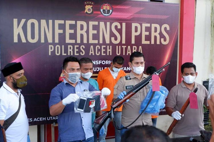 Polisi memperlihatkan barang bukti penembakan warga di Mapolres Aceh Utara, Sabtu (5/3/2022)
