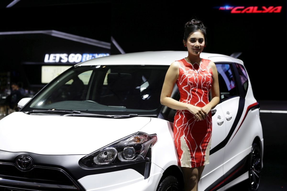 Sales promotion girl berpose saat ajang Indonesia International Motor Show (IIMS) 2017 di JI Expo, Kemayoran, Jakarta, Jumat (28/4/2017). Tidak hanya cantik, SPG juga dibekali dengan pengetahuan dasar terkait kendaraan yang dipromosikan, sehingga bisa memberikan jawaban yang tepat ketika ada calon pembeli yang bertanya