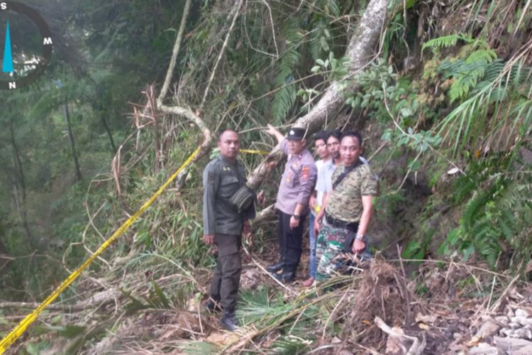 Aparat kepolisian Polsek Singajaya dan TNI melakukan pengecekan lokasi kejadian tewasnya empat orang akibat tertimpa pohon tumbang (Dok Polres Garut)
