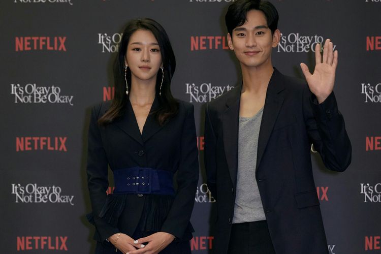 Aktris Seo Yea Ji dan aktor Kim Soo Hyun usai konferensi pers drama Its Okay to Not Be Okay, Rabu (10/6/2020)