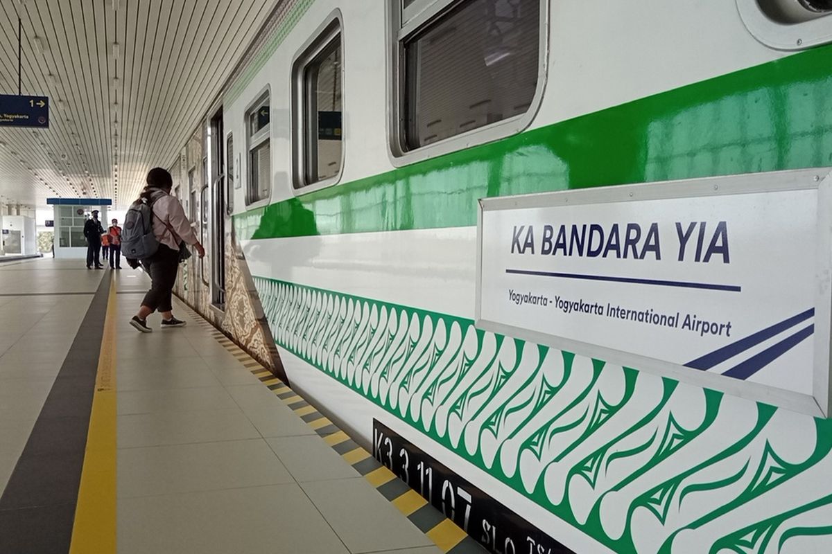 Penumpang masuk gerbong KA Bandara Senin (30/8/2021)