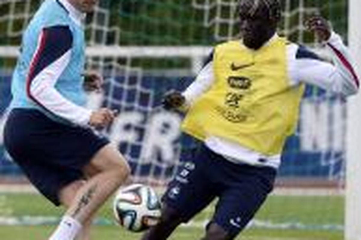 Bek Bacary Sagna (kanan) dan penyerang Olivier Giroud mengikuti sesi latihan tim nasional Perancis, di Clairefontaine-en-Yvelines, Yvelines, pada 25 Mei 2014. Keduanya bermain di klub Inggris, Arsenal.