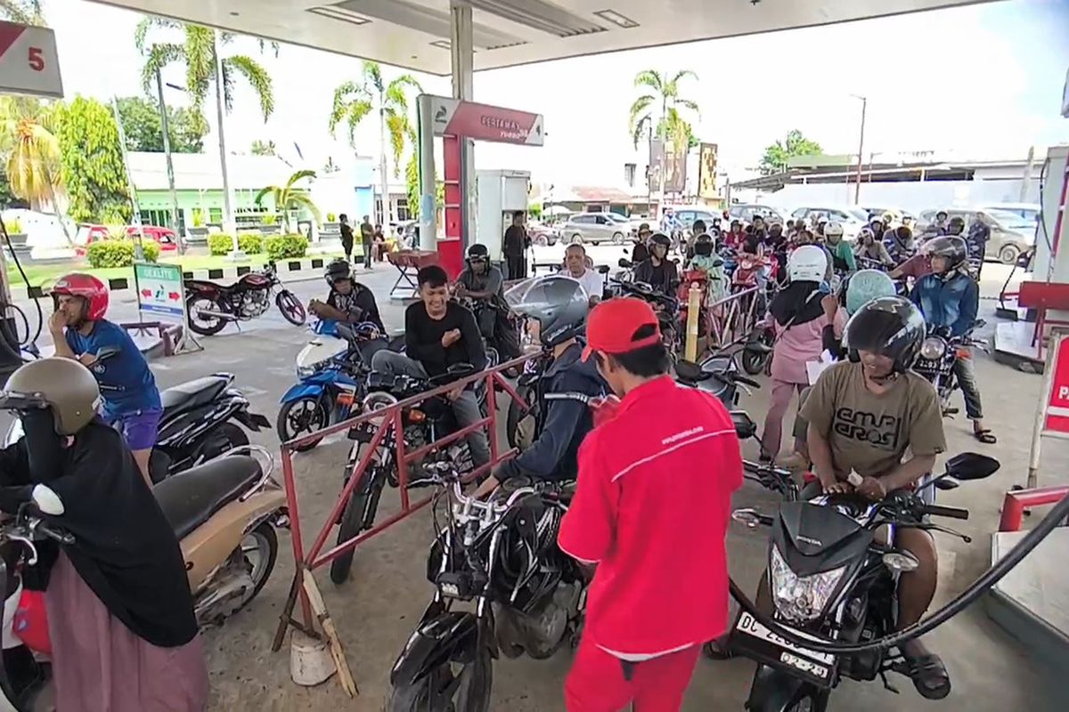 Jelang Lebaran, Ratusan Kendaraan Antri Mengisi BBM di SPBU *** Local Caption *** Jelang Lebaran, Ratusan Kendaraan Antri Mengisi BBM di SPBU
