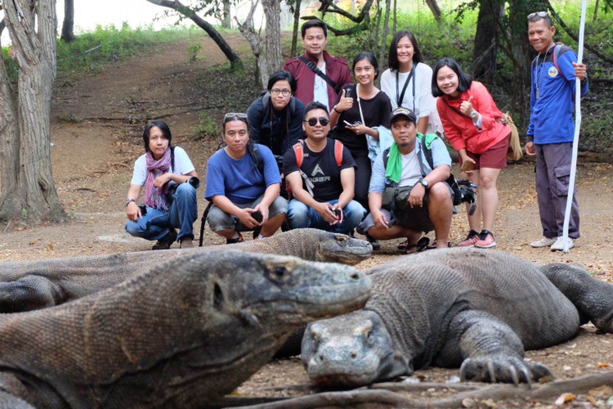 Wisatawan berfoto dengan komodo dan ranger Sulaiman di TN Komodo, Pulau Rinca, NTT.