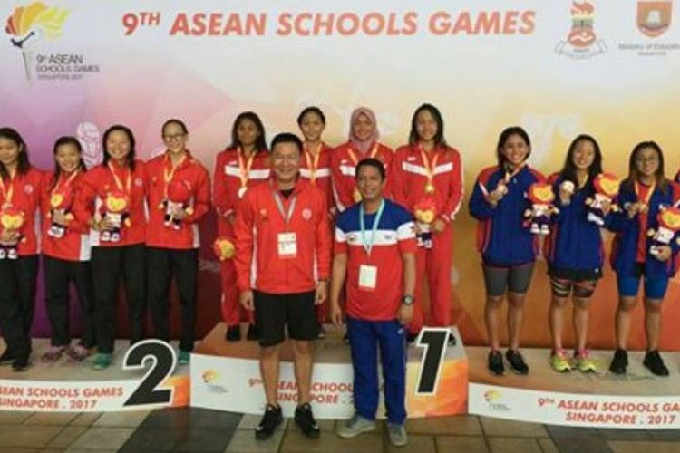 Tim estafet 4x100 meter puteri meraih medali emas