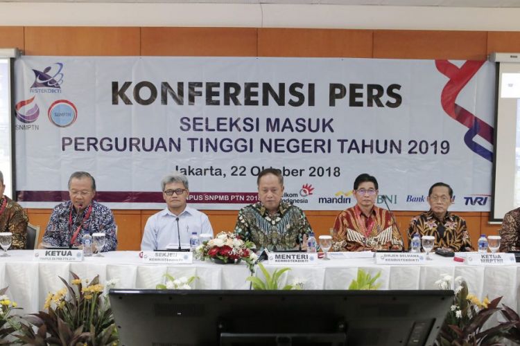 Menteri Riset, Teknologi, dan Perguruan Tinggi (Menristekdikti) Mohamad Nasir dalam konferensi pers Seleksi Masuk Perguruan Tinggi Negeri 2019 di Ruang Sidang Utama, Gedung D Kemenristekdikti (22/10/2018). 