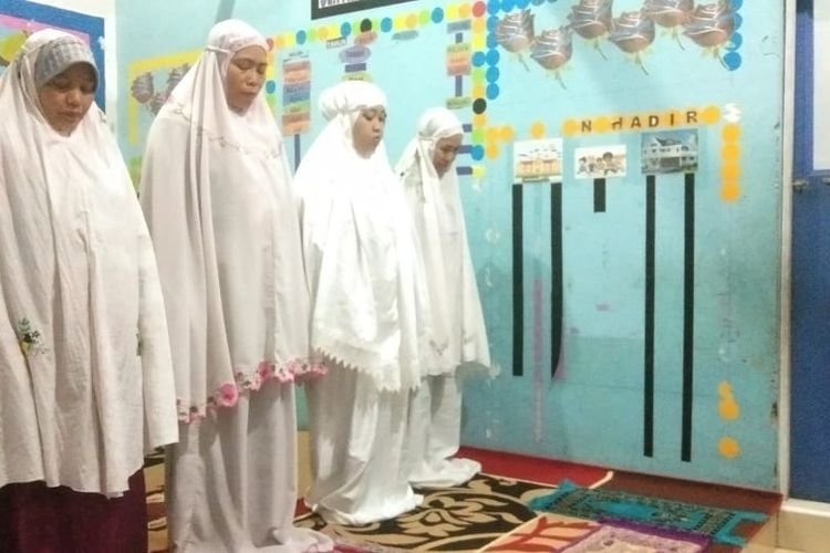 Sholat jemaah para guru PAUD Jannatul Athfaal Jalan Abdul Wahab Syahranie Samarinda Kalimantan Timur, Rabu (17/11/2019) malam. 