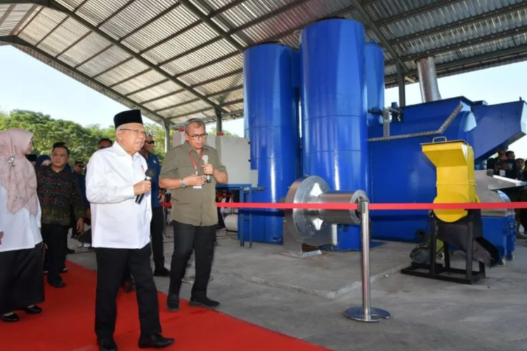 Wapres Ma'ruf Amin meninjau Pabrik Pengolahan Limbah B3 dan PT Fronte Classic Indonesia di Kawasan Industri Pasuruan Industrial Estate Rembang (PIER) Kabupaten Pasuruan, Jawa Timur, Kamis (27/6/2024).