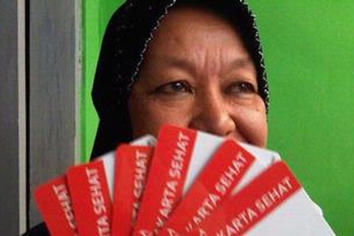 Asmawati (50), warga Kelurahan Tanah Tinggi, Johar Baru, Jakarta Pusat menerima Kartu Jakarta Sehat dari Gubernur DKI Jakarta Joko Widodo, Senin (12/11/2012).