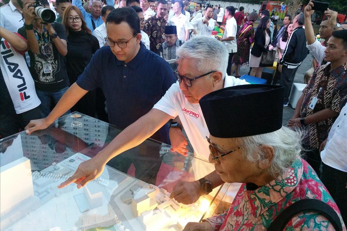 Gubernur DKI Jakarta, Anies Baswedan, bersama Dirut Jakpro, Dwi Wahyu Daryoto dan Budayawan Salim Said di Taman Ismail Marzuki Rabu (3/7/2019)