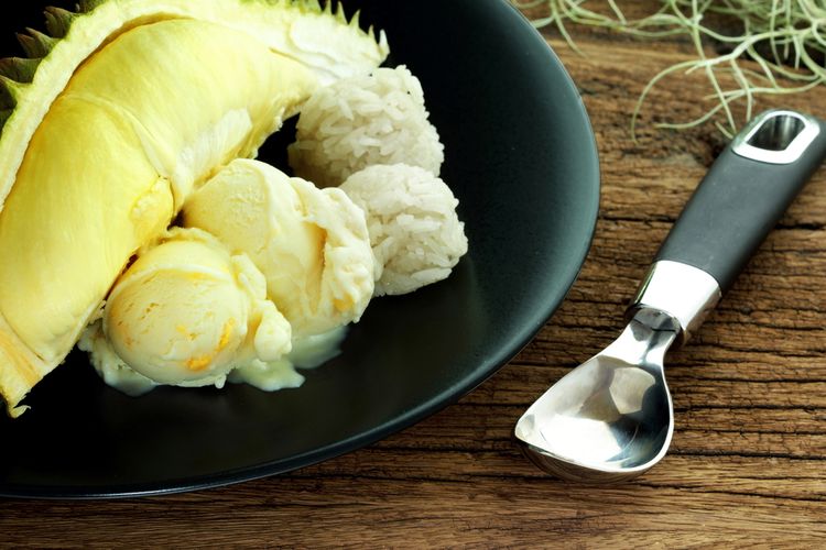 Ilustrasi es krim durian dan daging buah durian. 