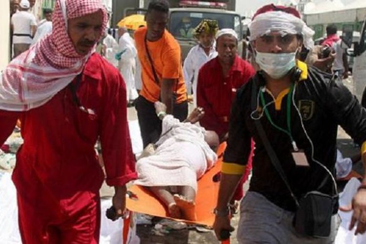Petugas membawa korban insiden desak-desakan jamaah haji di Mina Arab Saudi