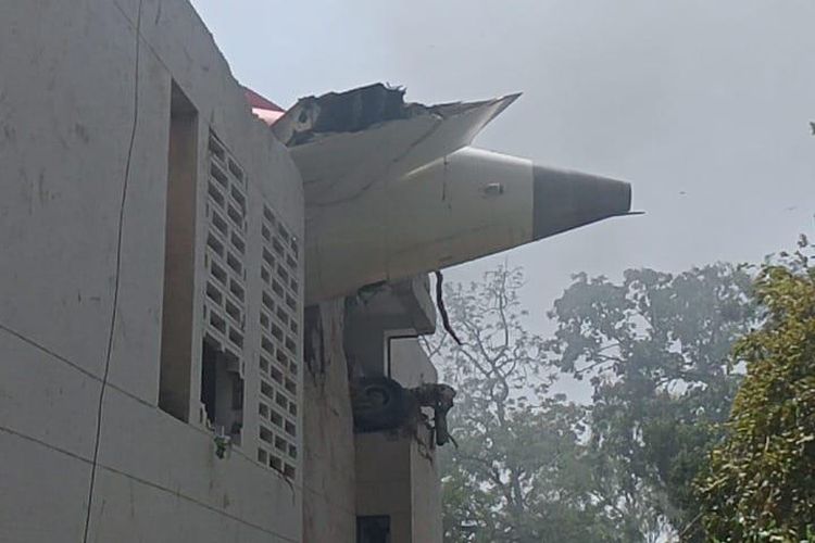 Foto dari akun X @Turbinetraveler memperlihatkan bagian pesawat Air India yang jatuh dan meledak di permukiman, tersangkut di atap rumah warga di Ahmedabad, India, Kamis (12/6/2025). Pesawat Air India jatuh tak lama setelah lepas landas untuk menuju London, Inggris, membawa 242 orang di dalamnya.