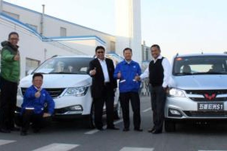 Menperin bersama pejabat ekselon satu Kementerian Perindustrian berkunjung ke pabrik SAIC-GM-Wuling (SGMW) Automobile di Qingdao, tenggara Beijing, Jumat (4/12).
