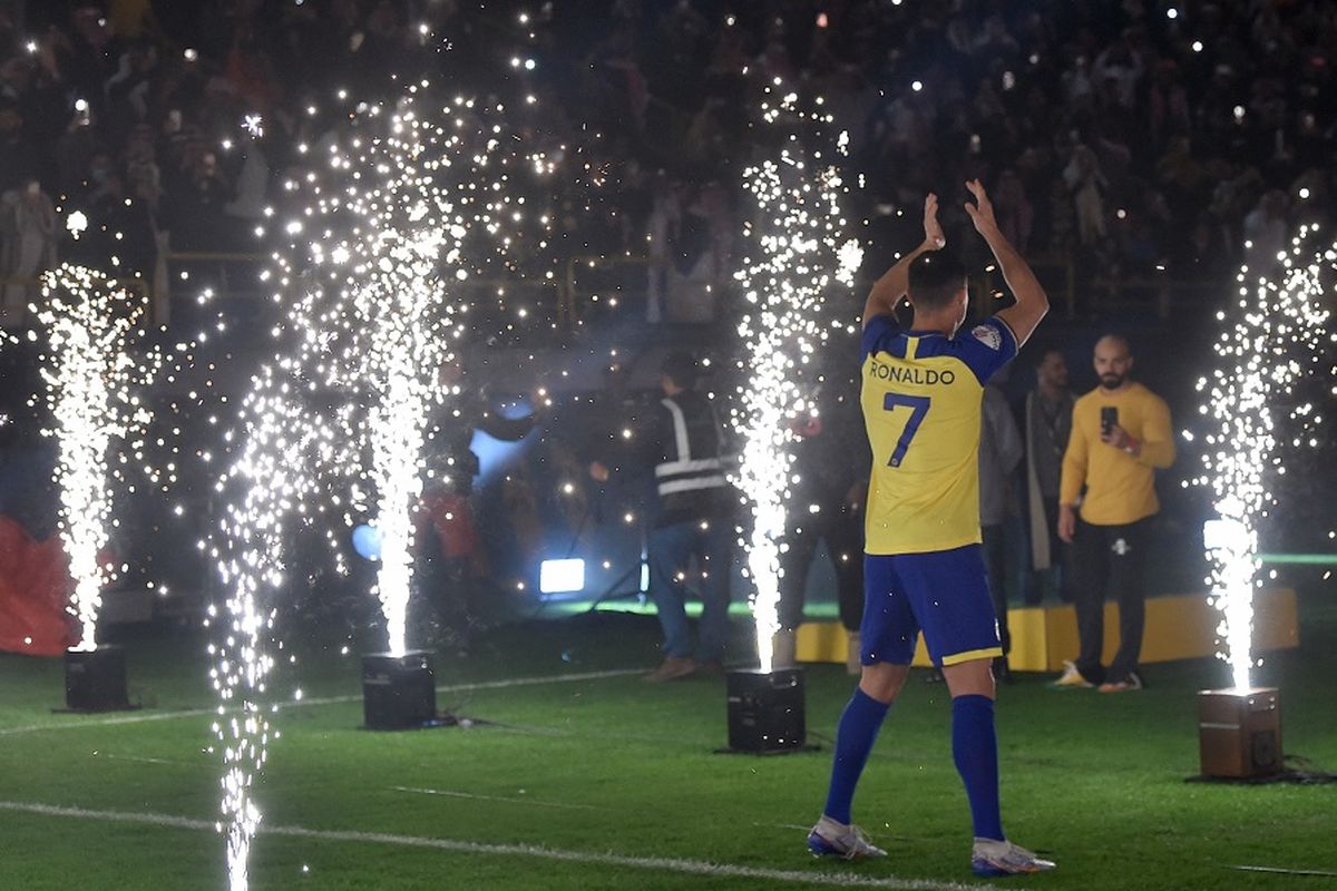 Penyerang baru Al-Nassr asal Portugal Cristiano Ronaldo menyapa para penggemar saat perkenalannya di Stadion Mrsool Park di ibu kota Arab Saudi, Riyadh pada Selasa 3 Januari 2023.