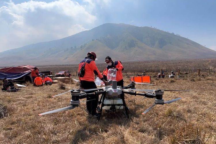 Melihat Cara Kerja Drone Water Sprayer Padamkan Kebakaran Bromo, Bawa 160 Liter Air