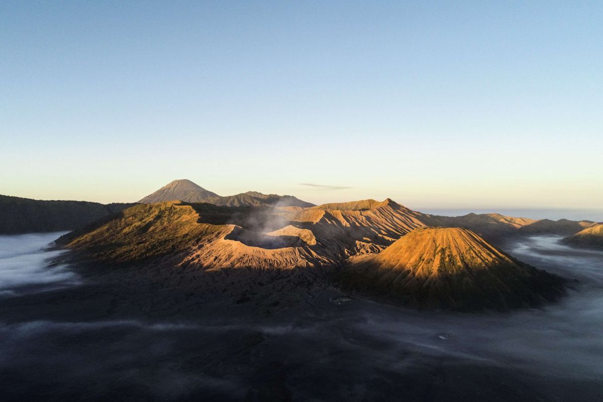 Suasana Taman Nasional Bromo Tengger Semeru terlihat dari bukit Metigen, Desa Ngadisari, Kecamatan Sukapura, Probolinggo, Jawa Timur, Kamis (7/6/2018). Taman nasional yang secara administratif meliputi Kabupaten Pasuruan, Kabupaten Malang, Kabupaten Probolinggo, dan Kabupaten Lumajang yang ditetapkan sejak 1982 dengan luas wilayah mencapai 50.276,3 hektare itu menjadi salah satu tujuan wisata andalan Indonesia yang dikunjungi wisawatan domestik dan mancanegara.