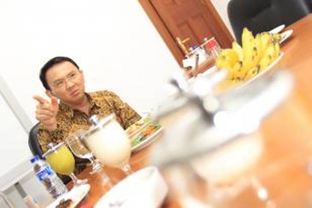 Wakil Gubernur DKI Jakarta Basuki Tjahaja Purnama kala menikmati makan siang bersama wartawan Kompas.com di Kantor Gubernur, Jumat (29/8/2014)