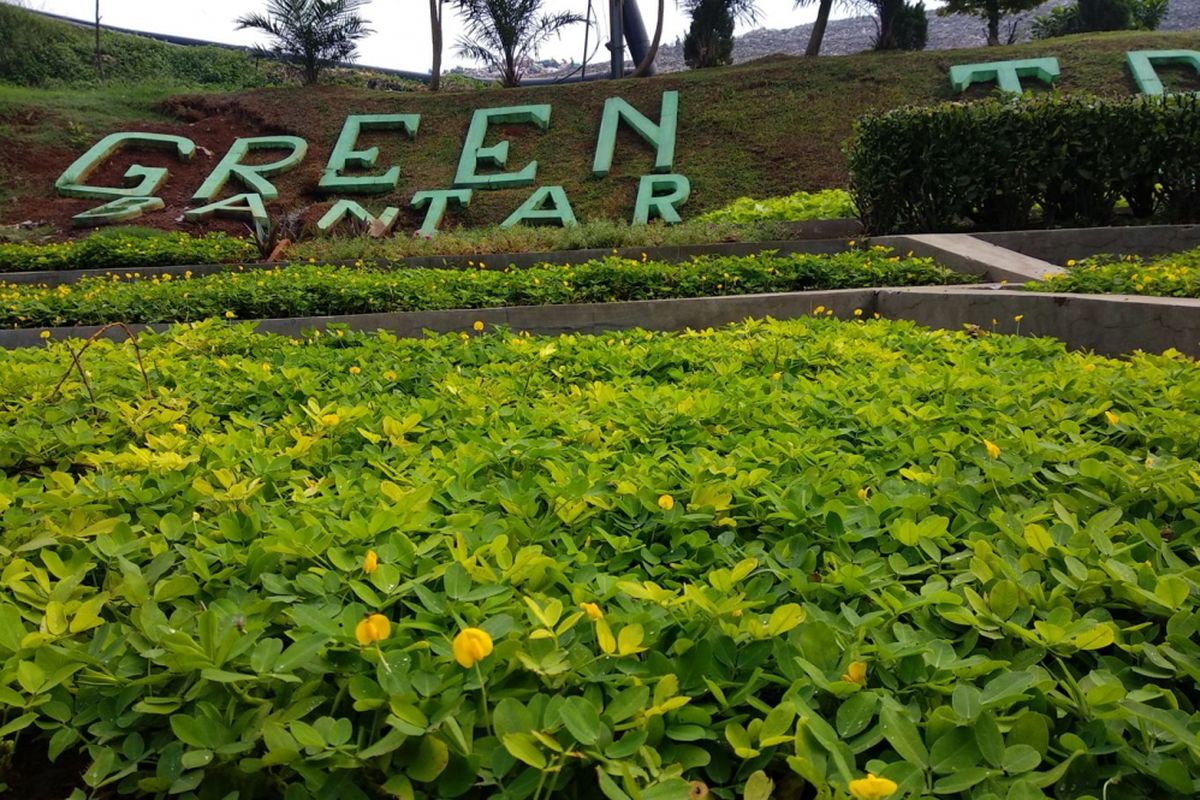 Wajah baru TPST Bantargebang, Jumat (10/11/2017). Tempat pengelolaan sampah tersebut mencoba beberapa perubahan setelah swakelola oleh pemprov DKI Jakarta, September 2016 lalu. Pembangunan ruang terbuka hijau salah satunya membantu merubah wajah TPST