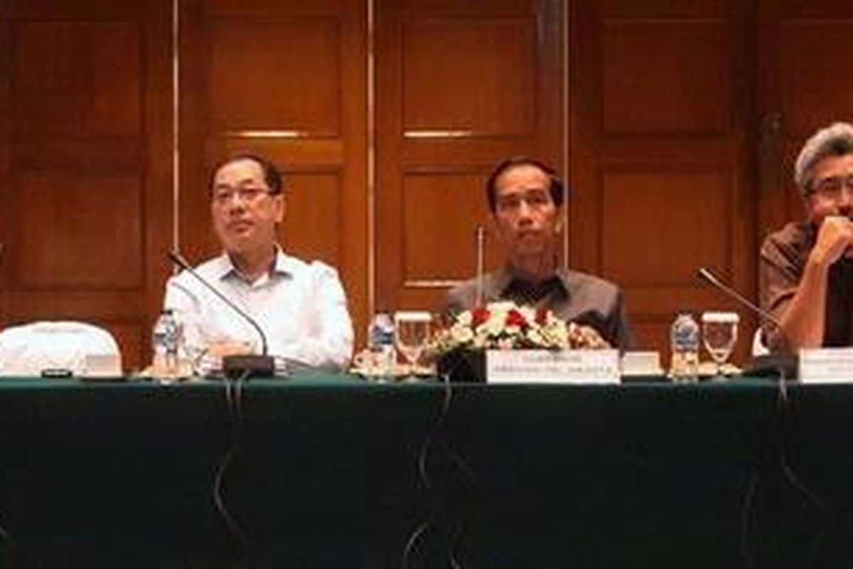 Gubernur DKI Jakarta, Joko Widodo dan Wakil Menteri Pekerjaan Umum, Hermanto Dardak memerhatikan penjelasan dari Dirut PT MRT, Tribudi Rahardjo saat public hearing mengenai MRT di Balaikota DKI Jakarta, Rabu (20/2/2013). Dalam kesempatan itu Gubernur DKI Jakarta menekankanagar pembangunan MRT tidak merugikan warga.   