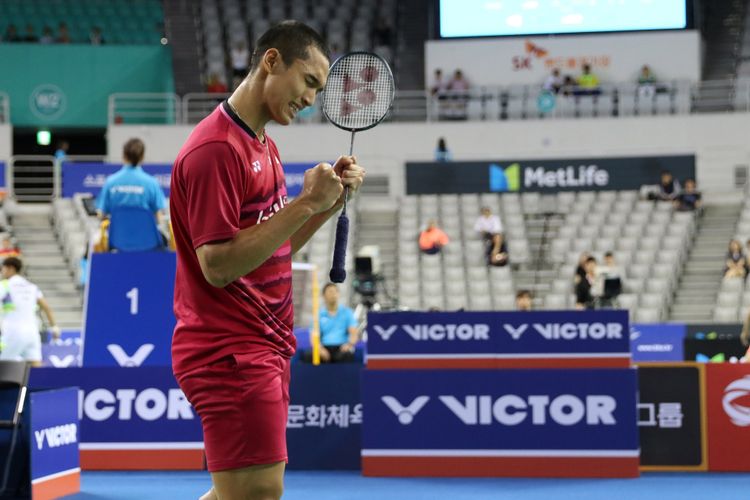 Pebulu tangkis tunggal putra Indonesia, Jonatan Christie, melakukan selebrasi setelah mengalahkan wakil Taiwan, Wang Tzu Wei, dengan skor 21-13, 21-17, di SK Handball Stadium, Seoul, Sabtu (16/9/2017).