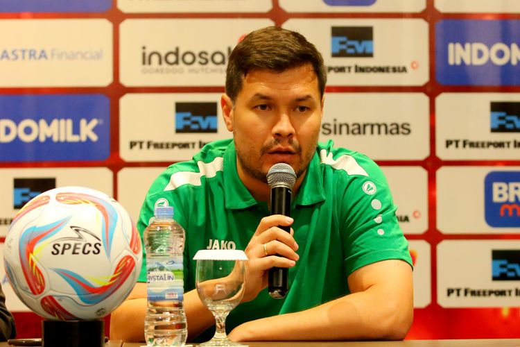 Jelang FIFA Matchday melawan Indonesia, pelatih Turkmenistan Mergen Orazov saat preskon di Hotel Vasa Surabaya, Kamis (7/9/2023) siang.