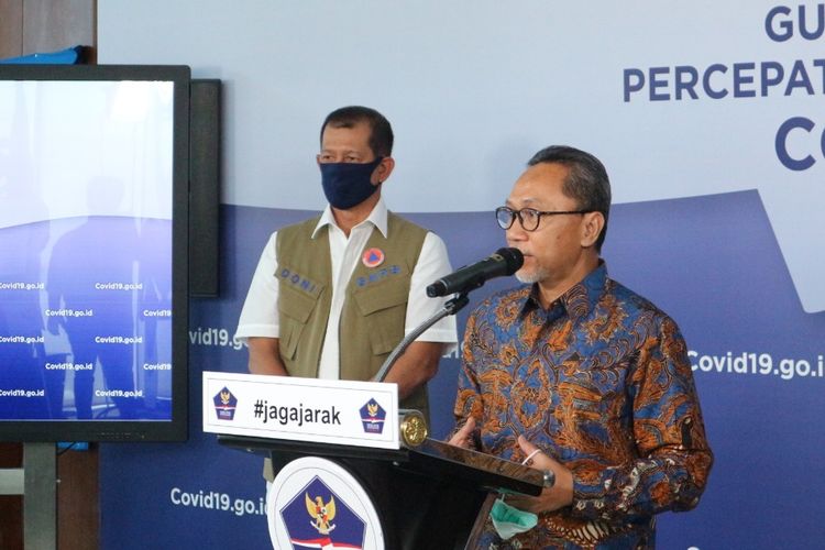 Wakil Ketua MPR Zulkifli Hasan dalam konferensi pers di Graha BNPB pada Senin (13/4/2020) siang.