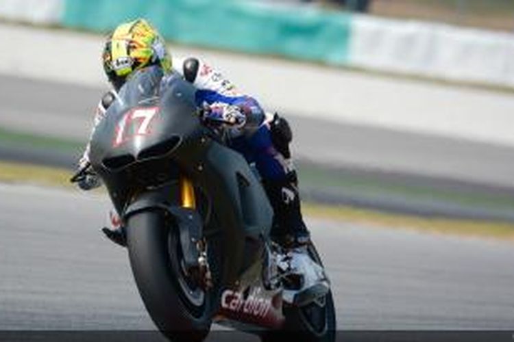 Pebalap Cardion AB Motoracing asal Ceko Karel Abraham memacu motornya pada sesi uji coba pramusim di Sirkuit Sepang, Malaysia, 4 Februari 2014.