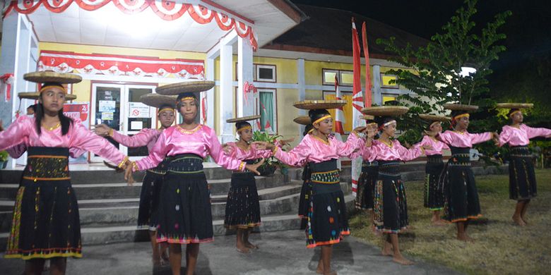 Para penari dari SMPK Waemokel, Kelurahan Watunggene, Kecamatan Kota Komba, Kabupaten Manggarai Timur, Flores, NTT mementaskan tarian Tepi Woja, Sabtu (17/8/2019) saat memeriahkan HUT Ke-74 RI tingkat Kecamatan Kota Komba. Penari SMPK Waemokel mempromosikan kearifan lokal yang berkaitan tradisi pertanian di wilayah Manggarai Timur.