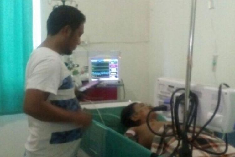 Korban penikaman Abdul Latif (27) kini masih dirawat intensif di Rumah Sakit Umum Mamuju, Jumat (8/9/2017).
